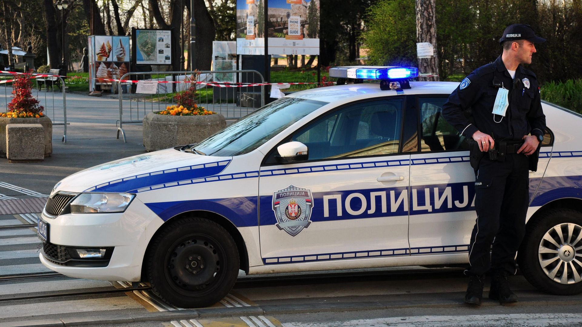 Сотрудники полиции на улицах Белграда во время комендантского часа Сотрудники полиции на улицах Белграда во время комендантского часа - РИА Новости, 1920, 10.09.2022
