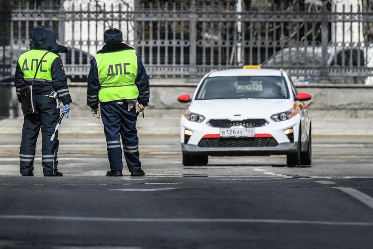 Сотрудники ДПС на Калужской площади в Москве Сотрудники ДПС на Калужской площади в Москве