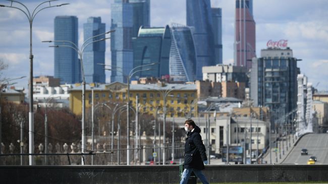 Прохожий в маске в Москве Прохожий в маске в Москве