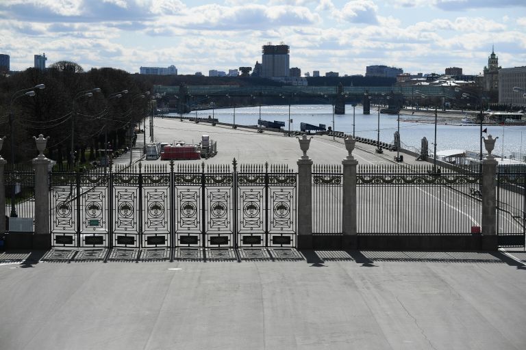 Вид с Крымского моста на территорию ЦПКиО имени М. Горького Вид с Крымского моста на территорию ЦПКиО имени М. Горького