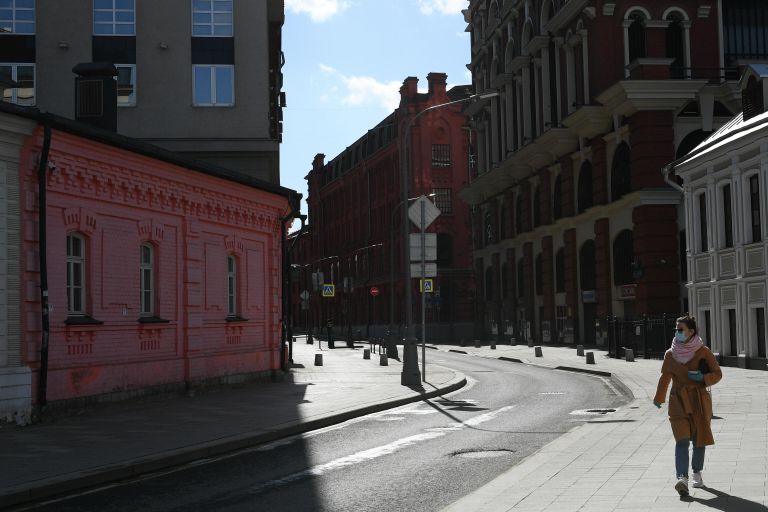 Женщина в маске на улице Большая Якиманка в Москве Женщина в маске на улице Большая Якиманка в Москве