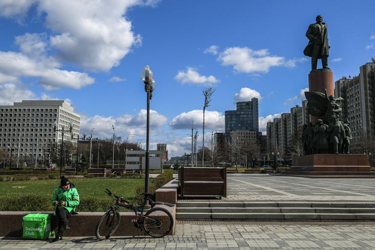 Курьер службы доставки еды Delivery Club на Калужской площади в Москве Курьер службы доставки еды Delivery Club на Калужской площади в Москве