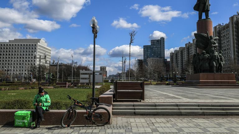 Курьер службы доставки еды Delivery Club на Калужской площади в Москве