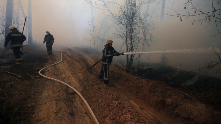 Сотрудники пожарной охраны во время тушения пожара в зоне отчуждения Чернобыльской АЭС Сотрудники пожарной охраны во время тушения пожара в зоне отчуждения Чернобыльской АЭС