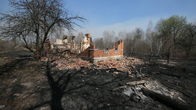 Сгоревший частный дом в результате пожара в зоне отчуждения Чернобыльской АЭС Сгоревший частный дом в результате пожара в зоне отчуждения Чернобыльской АЭС