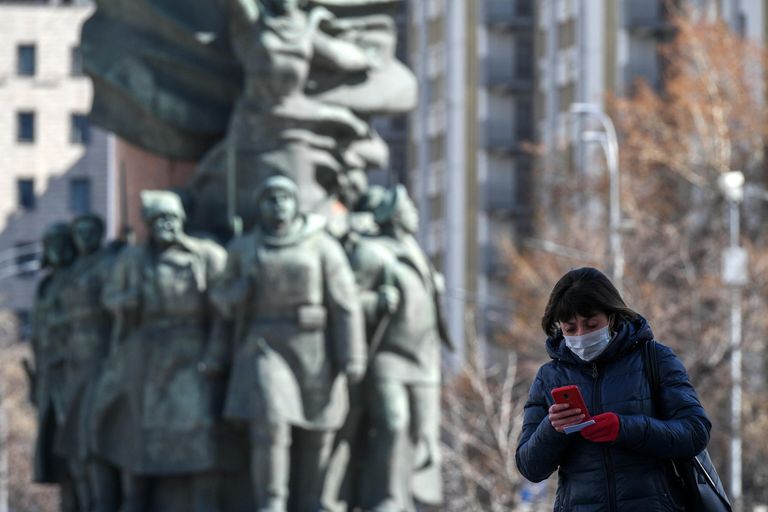 Женщина в маске на Калужской площади в Москве Женщина в маске на Калужской площади в Москве