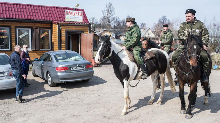 Члены станичного казачьего общества Рузского муниципального района имени Л. М. Доватора патрулируют улицы Рузы во время режима самоизоляции в Московской области Члены станичного казачьего общества Рузского муниципального района имени Л. М. Доватора патрулируют улицы Рузы во время режима самоизоляции в Московской области