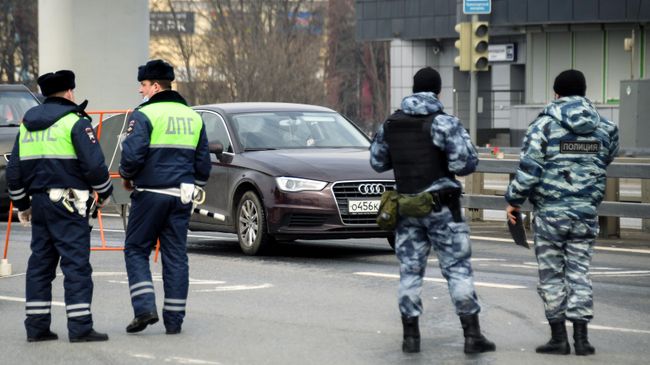 Сотрудники дорожно-патрульной службы ГИБДД и сотрудники полиции на блокпосту при въезде в Москву Сотрудники дорожно-патрульной службы ГИБДД и сотрудники полиции на блокпосту при въезде в Москву
