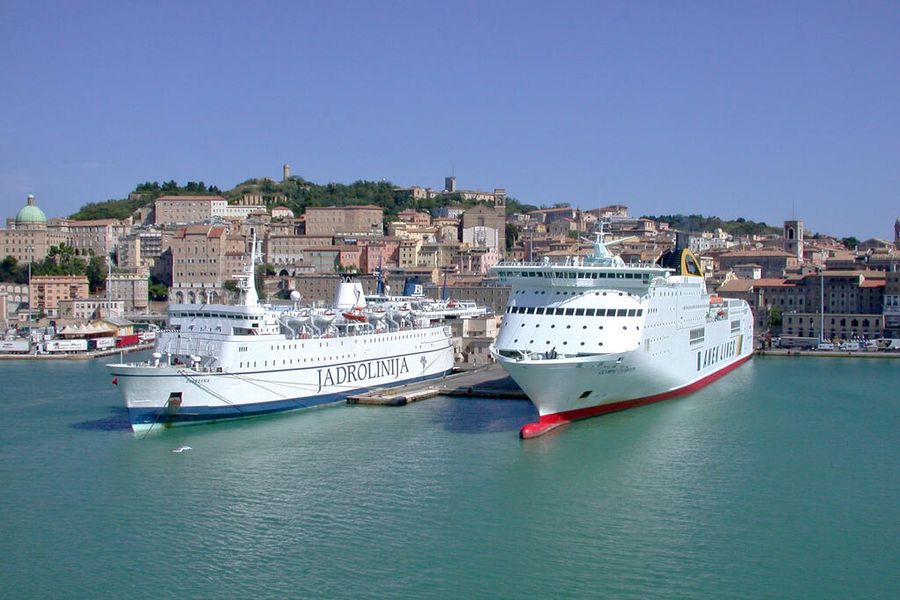 Порт города Анкона, Италия Порт города Анкона, Италия