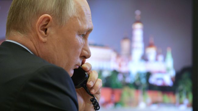 Президент РФ Владимир Путин перед началом совещания по санитарно-эпидемиологической ситуации в России в режиме видеоконференции Президент РФ Владимир Путин перед началом совещания по санитарно-эпидемиологической ситуации в России в режиме видеоконференции