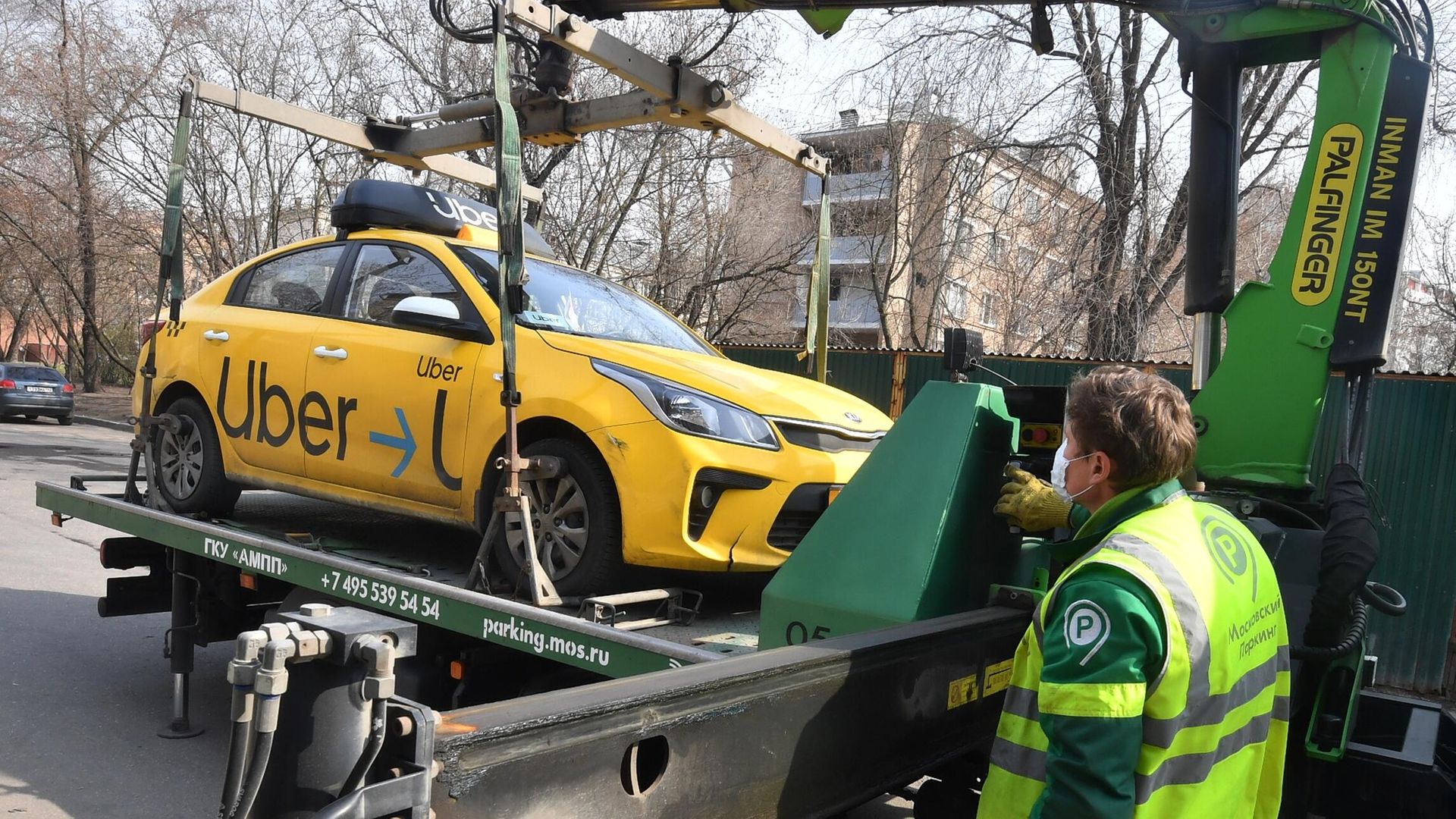 Эвакуация автомобилей в Москве Эвакуация автомобилей в Москве - РИА Новости, 1920, 23.08.2024