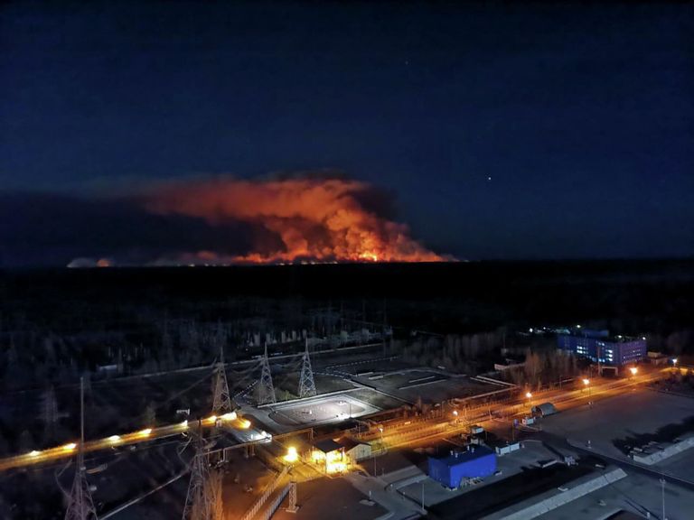 Лесной пожар в зоне отчуждения Чернобыльской АЭС Лесной пожар в зоне отчуждения Чернобыльской АЭС