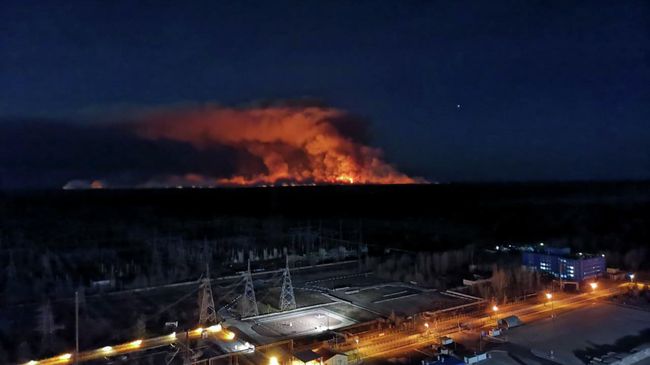 Лесной пожар в зоне отчуждения Чернобыльской АЭС Лесной пожар в зоне отчуждения Чернобыльской АЭС