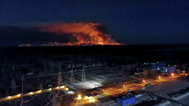 Лесной пожар в зоне отчуждения Чернобыльской АЭС Лесной пожар в зоне отчуждения Чернобыльской АЭС
