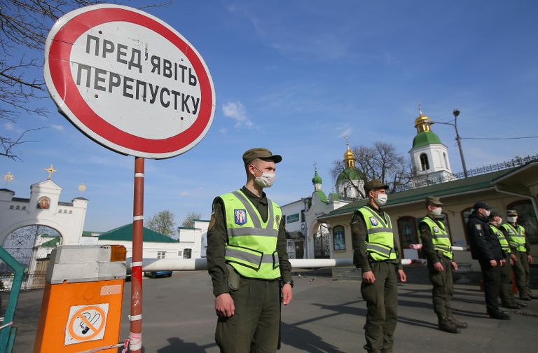 Сотрудники полиции и Национальной гвардии перекрыли вход в Киево-Печерскую лавру