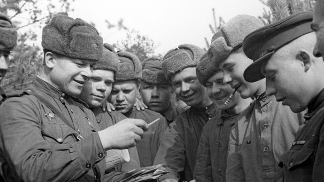 Советские воины разбирают почту. 2-ой Белорусский фронт Советские воины разбирают почту. 2-ой Белорусский фронт