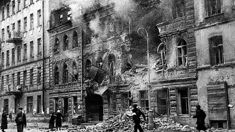 На улице Маяковского в Ленинграде во время обстрела немецкой артиллерией На улице Маяковского в Ленинграде во время обстрела немецкой артиллерией
