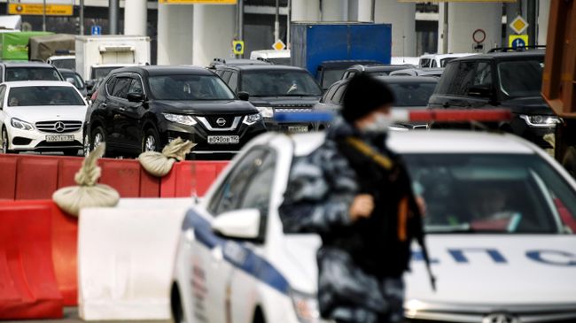 Проверка сотрудниками ГИБДД автомобилей на въезде в Москву Проверка сотрудниками ГИБДД автомобилей на въезде в Москву