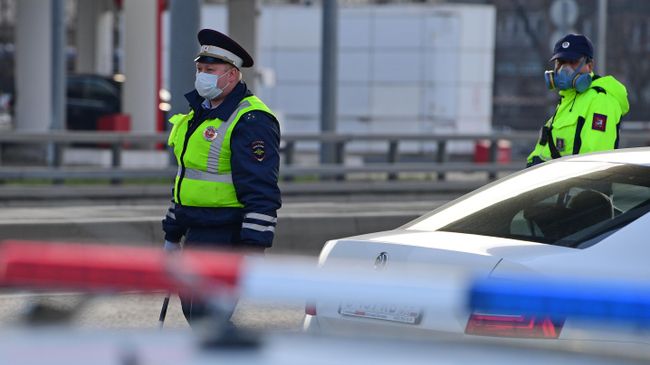 Сотрудники дорожно-патрульной службы ГИБДД на блокпосту при въезде в Москву Сотрудники дорожно-патрульной службы ГИБДД на блокпосту при въезде в Москву