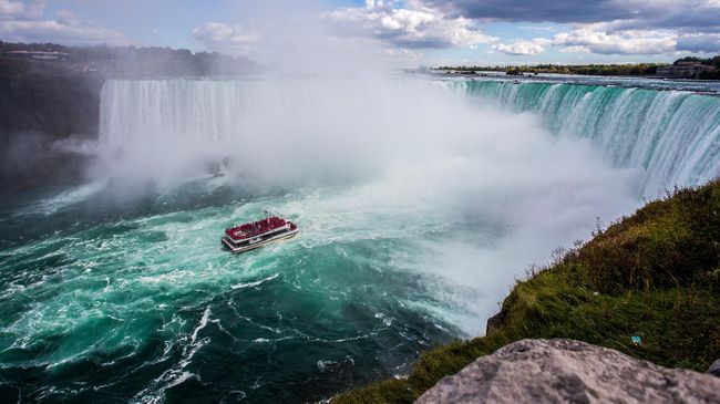 Прогулочная лодка у Ниагарского водопада 