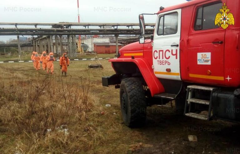 Сотрудники МЧС на месте разгерметизации емкости с бромом на предприятии в Конаковском районе Тверской области Сотрудники МЧС на месте разгерметизации емкости с бромом на предприятии в Конаковском районе Тверской области