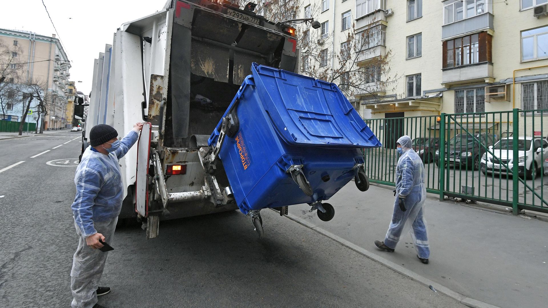 Выгрузка мусора из контейнера в мусоровоз Выгрузка мусора из контейнера в мусоровоз - РИА Новости, 1920, 20.07.2021