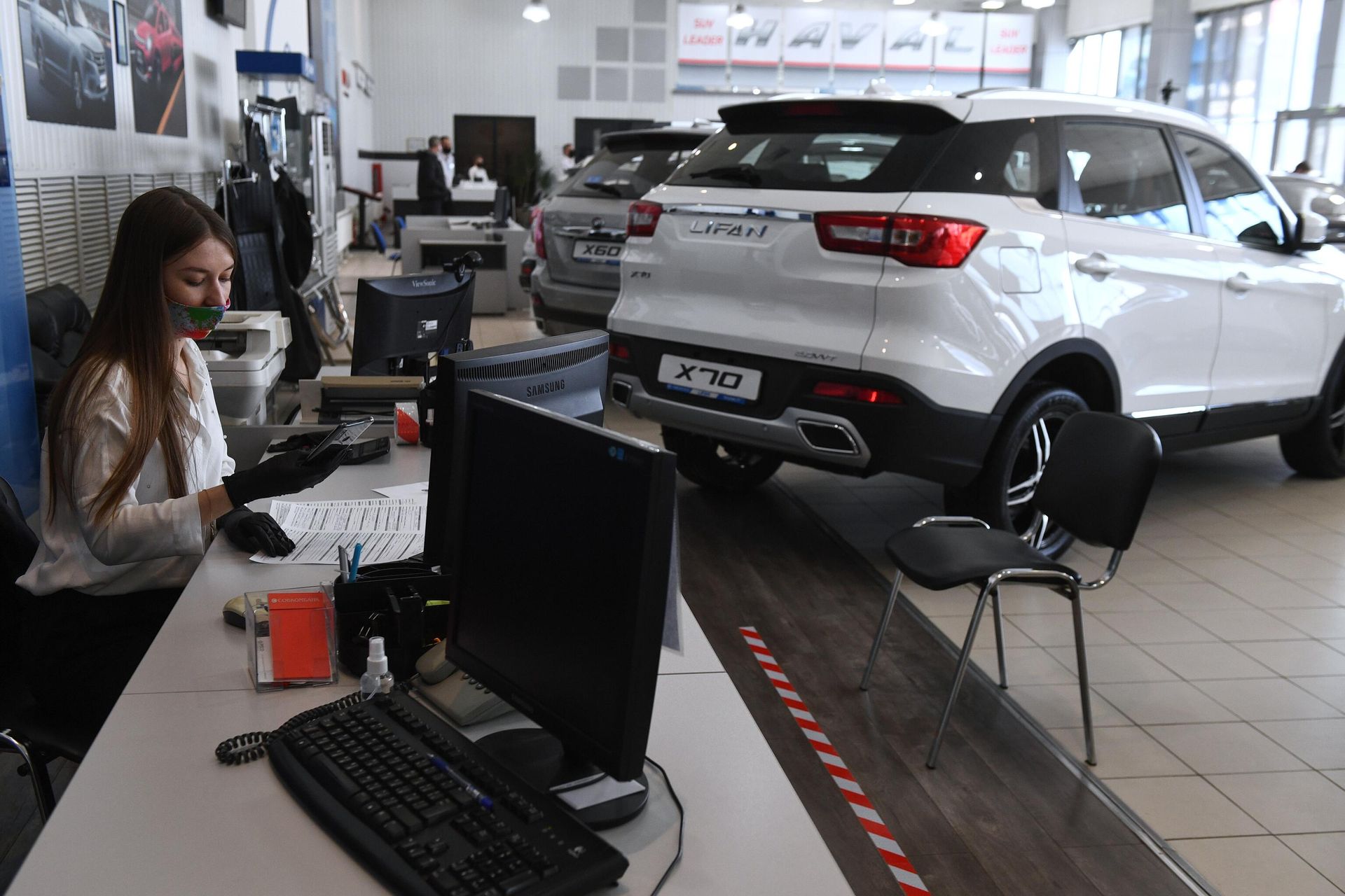 Сотрудница в одном из автосалонов в Новосибирске Сотрудница в одном из автосалонов в Новосибирске - РИА Новости, 1920, 12.01.2022