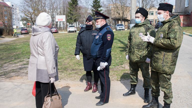 Члены станичного казачьего общества совместно с сотрудниками правоохранительных органов патрулируют улицы Рузы во время режима самоизоляции в Московской области Члены станичного казачьего общества совместно с сотрудниками правоохранительных органов патрулируют улицы Рузы во время режима самоизоляции в Московской области