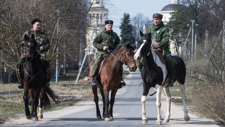 Члены станичного казачьего общества Рузского района патрулируют улицы Рузы во время режима самоизоляции в Московской области Члены станичного казачьего общества Рузского района патрулируют улицы Рузы во время режима самоизоляции в Московской области