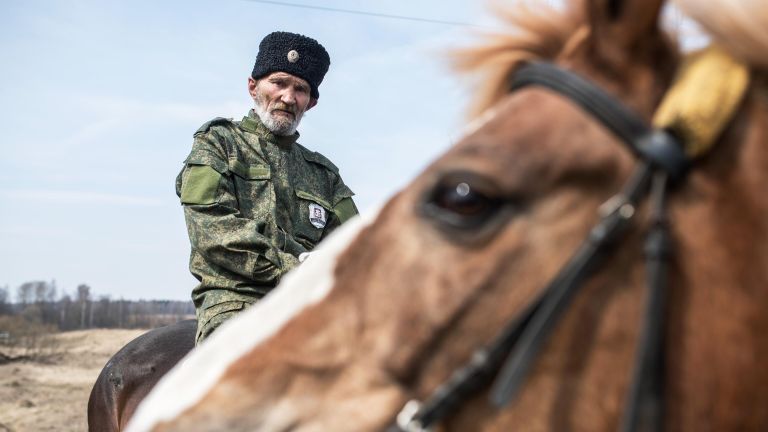 Член станичного казачьего общества Рузского района патрулирует окрестности Рузы во время режима самоизоляции в Московской области Член станичного казачьего общества Рузского района патрулирует окрестности Рузы во время режима самоизоляции в Московской области