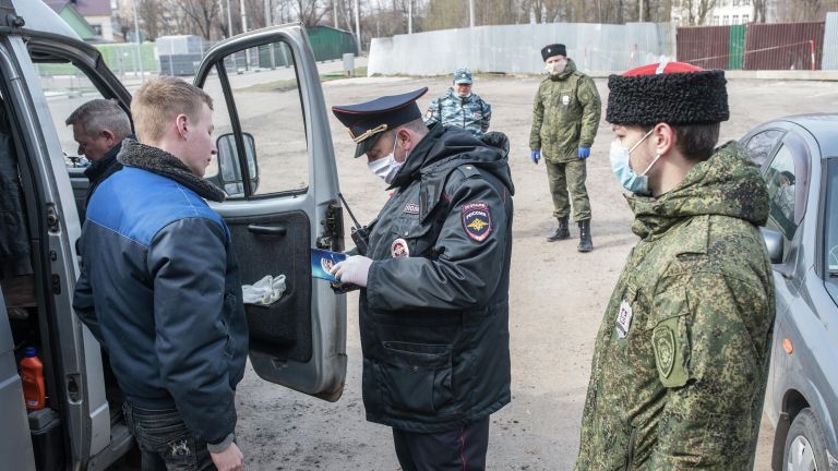 Члены станичного казачьего общества Рузского района совместно с сотрудниками правоохранительных органов патрулируют улицы Рузы во время режима самоизоляции в Московской области Члены станичного казачьего общества Рузского района совместно с сотрудниками правоохранительных органов патрулируют улицы Рузы во время режима самоизоляции в Московской области