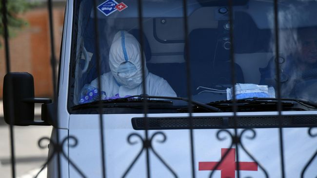 Медицинский работник в автомобиле скорой помощи.