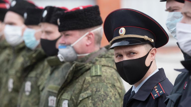 Члены станичного казачьего общества Рузского района и сотрудники правоохранительных органов на построении перед патрулированием улиц Рузы в Московской области Члены станичного казачьего общества Рузского района и сотрудники правоохранительных органов на построении перед патрулированием улиц Рузы в Московской области