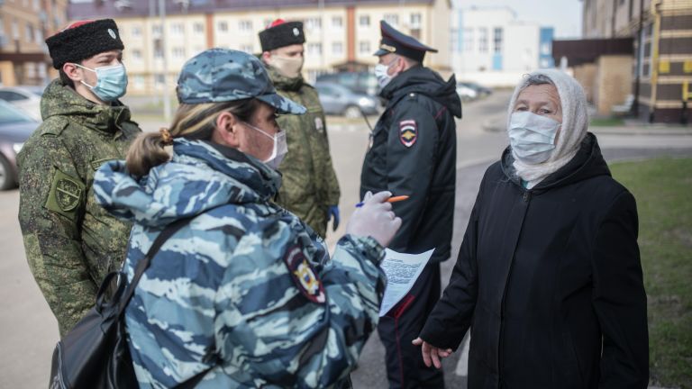 Члены станичного казачьего общества совместно с сотрудниками правоохранительных органов патрулируют улицы Рузы во время режима самоизоляции в Московской области Члены станичного казачьего общества совместно с сотрудниками правоохранительных органов патрулируют улицы Рузы во время режима самоизоляции в Московской области