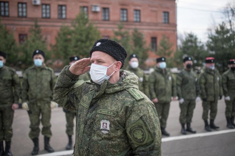 Члены станичного казачьего общества Рузского района на построении перед патрулированием улиц Рузы во время режима самоизоляции в Московской области Члены станичного казачьего общества Рузского района на построении перед патрулированием улиц Рузы во время режима самоизоляции в Московской области