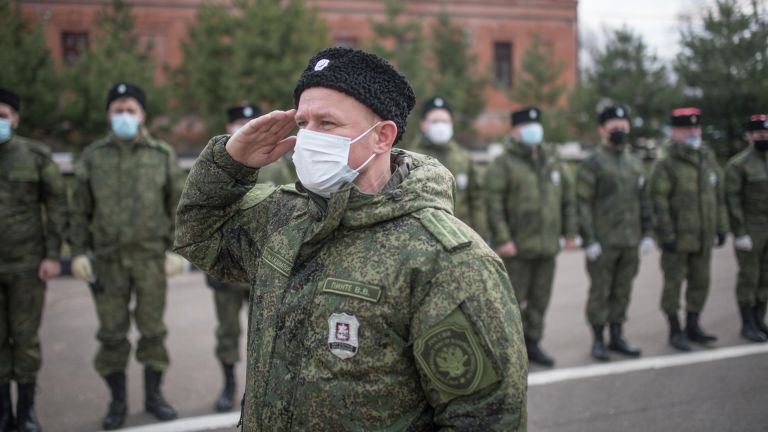 Члены станичного казачьего общества Рузского района на построении перед патрулированием улиц Рузы во время режима самоизоляции в Московской области Члены станичного казачьего общества Рузского района на построении перед патрулированием улиц Рузы во время режима самоизоляции в Московской области