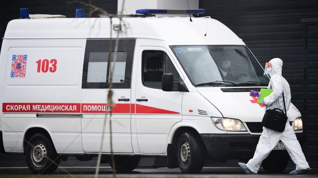 Медик у машины скорой помощи