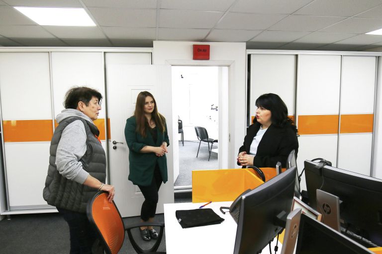 Марина Перекрестова, руководитель Sputnik Молдова, вице-премьер по реинтеграции Кристина Лесник и руководитель объединенной редакции радиостудии Sputnik Молдова Татьяна Чеботарь