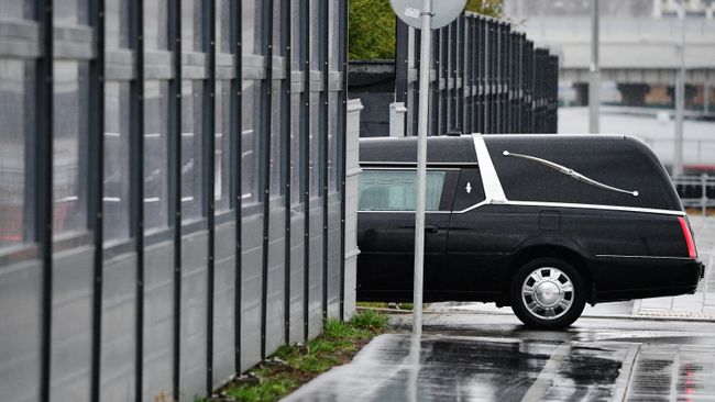 Автомобиль ритуальной службы заезжает на территорию больницы в Коммунарке