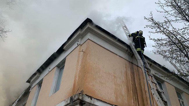 Сотрудник МЧС во время ликвидации пожара на кровле в 2-х этажного здания в Москве Сотрудник МЧС во время ликвидации пожара на кровле в 2-х этажного здания в Москве