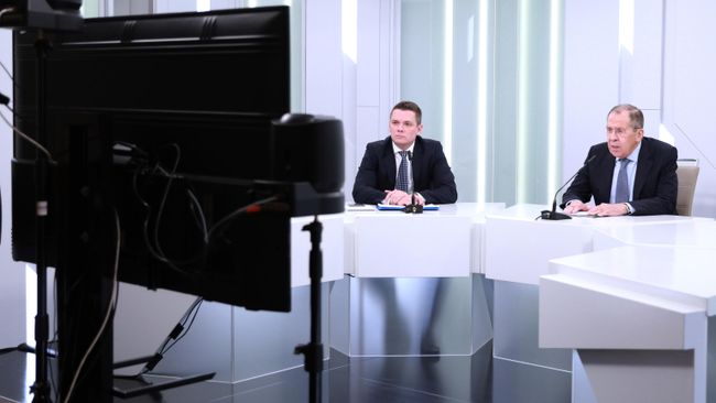 Министр иностранных дел РФ Сергей Лавров во время видеоконференции отвечает на вопросы российских и иностранных журналистов Министр иностранных дел РФ Сергей Лавров во время видеоконференции отвечает на вопросы российских и иностранных журналистов