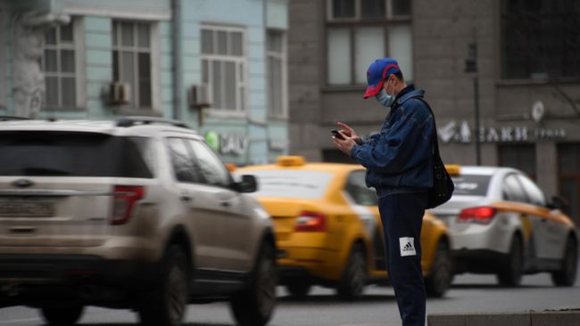 Мужчина в защитной маске на улице в Москве Мужчина в защитной маске на улице в Москве
