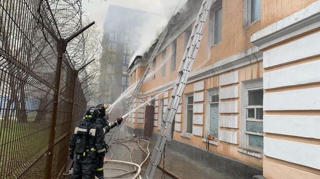 Загорание на кровле в 2-х этажном здании в Москве на проезде Жукова Загорание на кровле в 2-х этажном здании в Москве на проезде Жукова