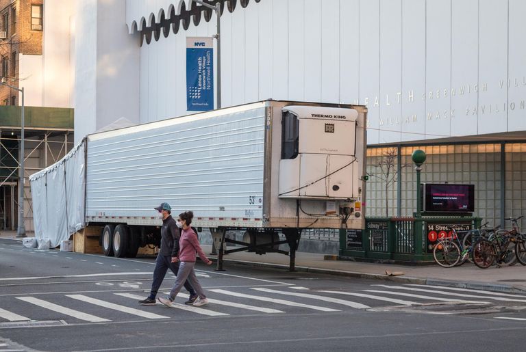 Мобильный морг возле клиники Lenox Hill на Манхеттене в Нью-Йорке Мобильный морг возле клиники Lenox Hill на Манхеттене в Нью-Йорке