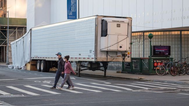 Мобильный морг возле клиники Lenox Hill на Манхеттене в Нью-Йорке Мобильный морг возле клиники Lenox Hill на Манхеттене в Нью-Йорке