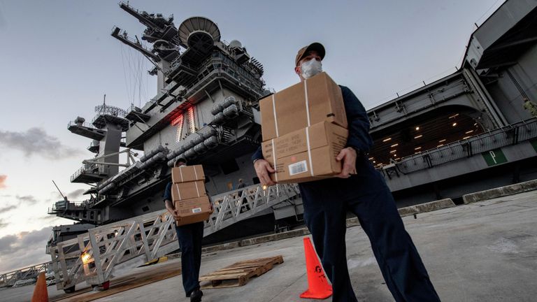 Доставка готовой еды морякам судна ВМС США Теодор Рузвельт, заразившимся коронавирусом COVID-19 Доставка готовой еды морякам судна ВМС США Теодор Рузвельт, заразившимся коронавирусом COVID-19
