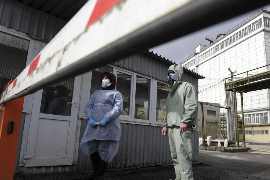 Дезинфекторы на проходной на Гатчинском комбикормовом заводе в Ленинградской области Дезинфекторы на проходной на Гатчинском комбикормовом заводе в Ленинградской области