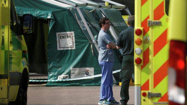 Медицинский персонал возле больницы NHS Nightingale Hospital в Лондоне