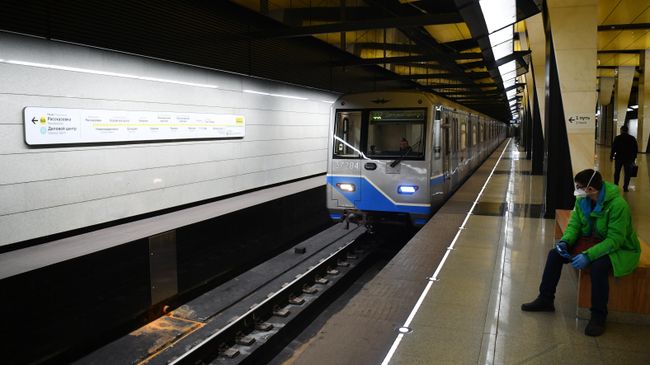 Поезд прибывает на станцию Шелепиха Солнцевской линии Московского метро Поезд прибывает на станцию Шелепиха Солнцевской линии Московского метро