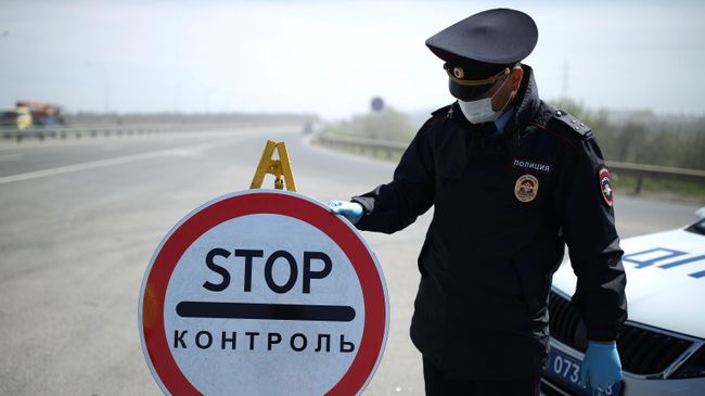 Сотрудник правоохранительных органов РФ на блокпосте при въезде в Краснодар в рамках мер по борьбе с распространением коронавирусной инфекции Сотрудник правоохранительных органов РФ на блокпосте при въезде в Краснодар в рамках мер по борьбе с распространением коронавирусной инфекции